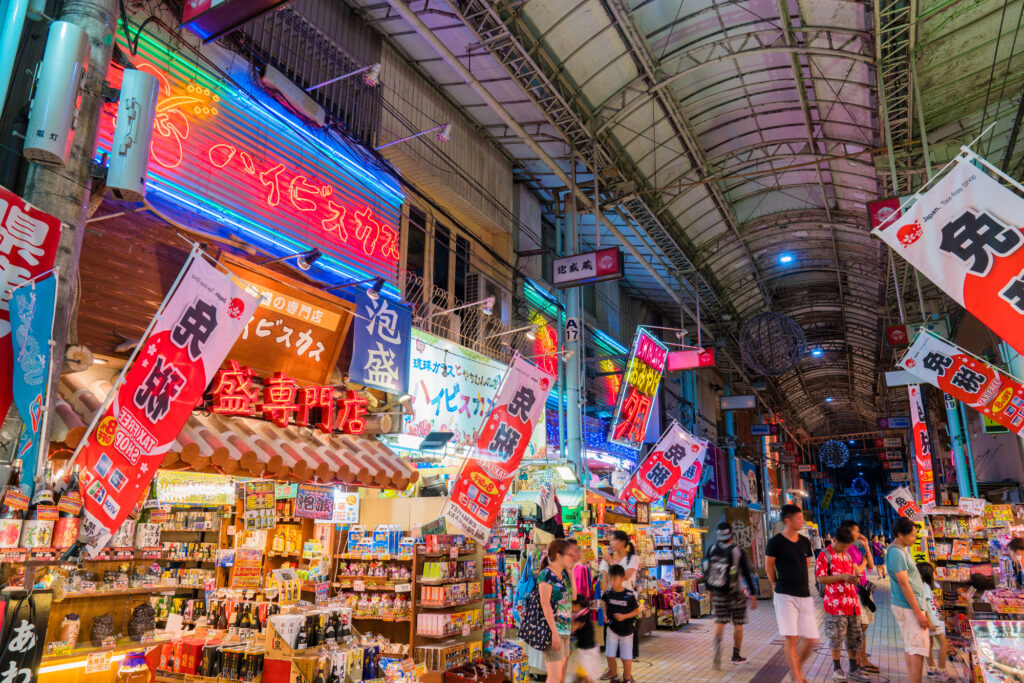 カラフルなネオンが光り観光客でにぎわう商店街の様子