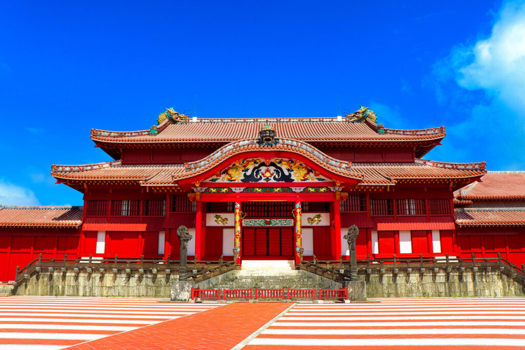 青空と朱色のコントラストが美しい首里城