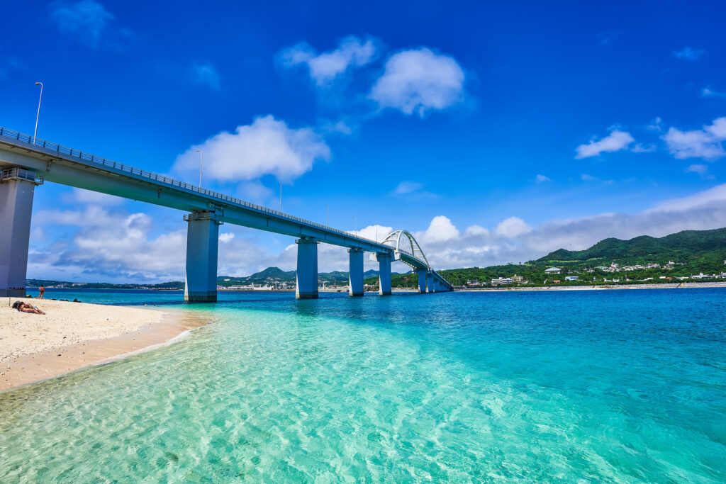 透明度の高い海にかかる橋と、沖縄の離島
