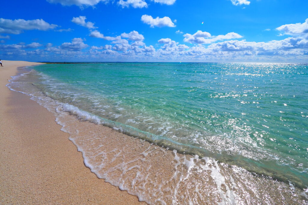 久米島の純白の砂浜に打ち寄せる波