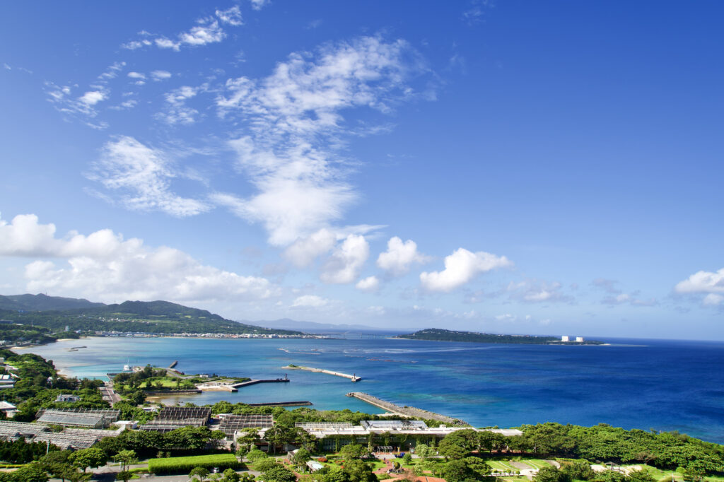 沖縄の市街地と海