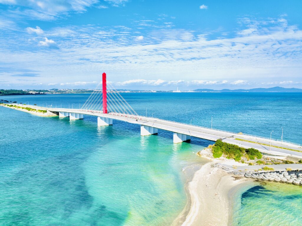 サンゴの島の意味を持つうるま市のコバルトブルーの海と美しい橋