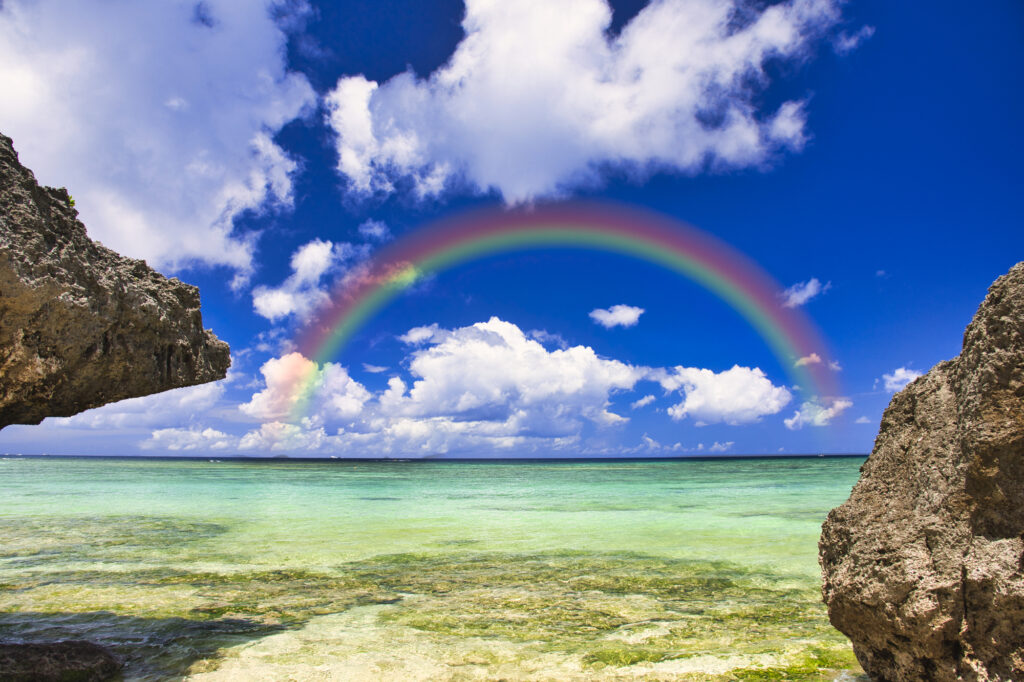 虹のかかる美しい沖縄の海