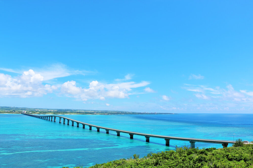 沖縄の美しい海と、離島へ渡る橋