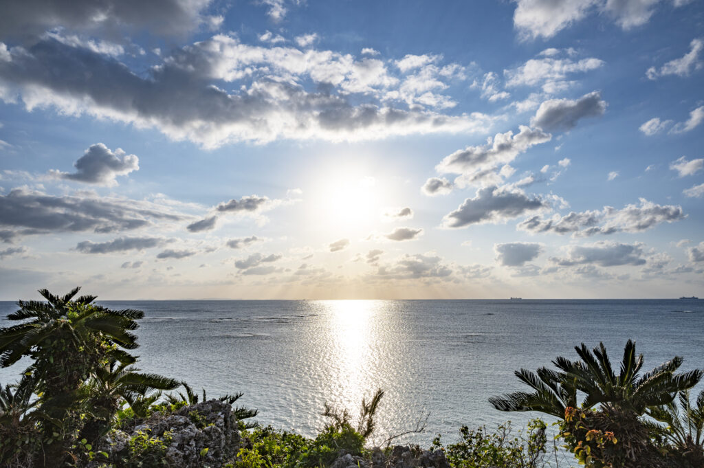 沖縄の海と朝日