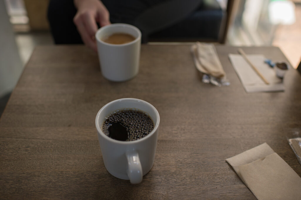 カフェでコーヒーとカフェオレを飲む客