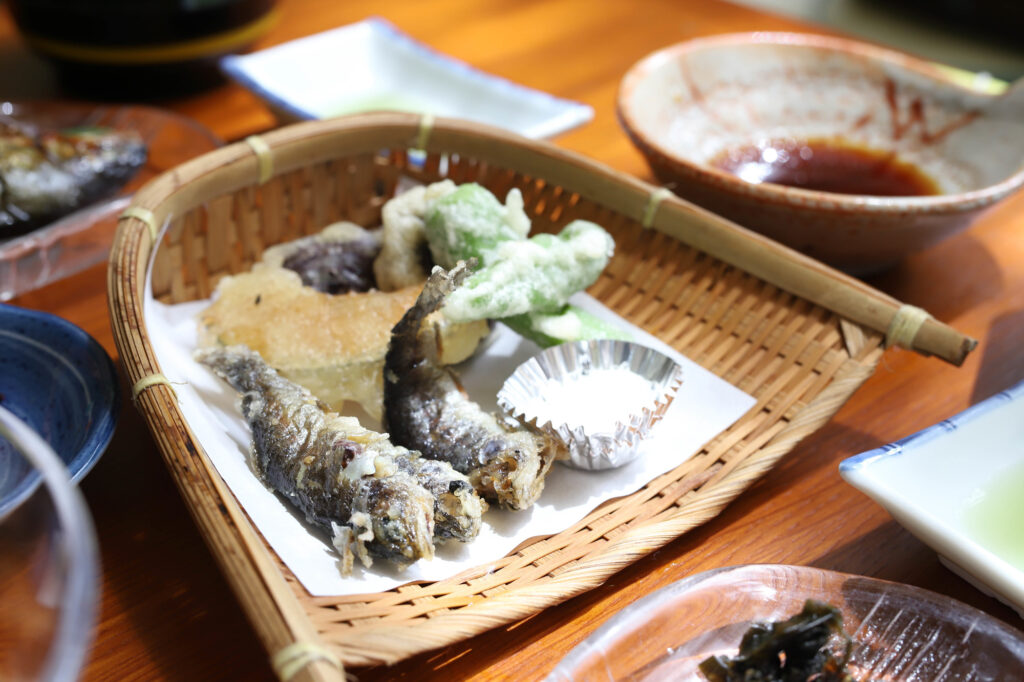 川床でいただく鮎の天ぷらなどの美味しい料理