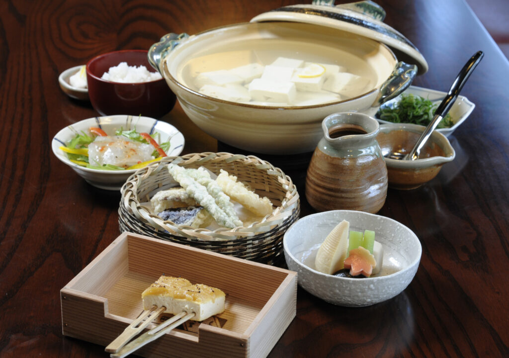 湯豆腐や天ぷらなどの美味しそうな日本料理