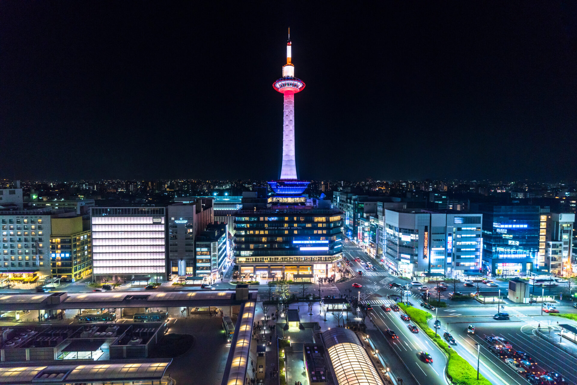 ライトアップされて美しく輝く京都タワー