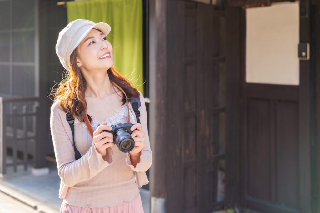 女性がカメラを持って嵐山を散策