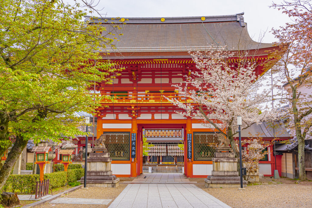 八坂神社と春の桜