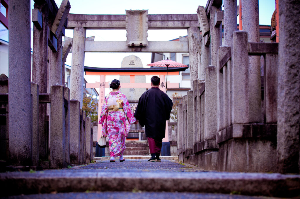 カップルで京都の神社を歩く様子