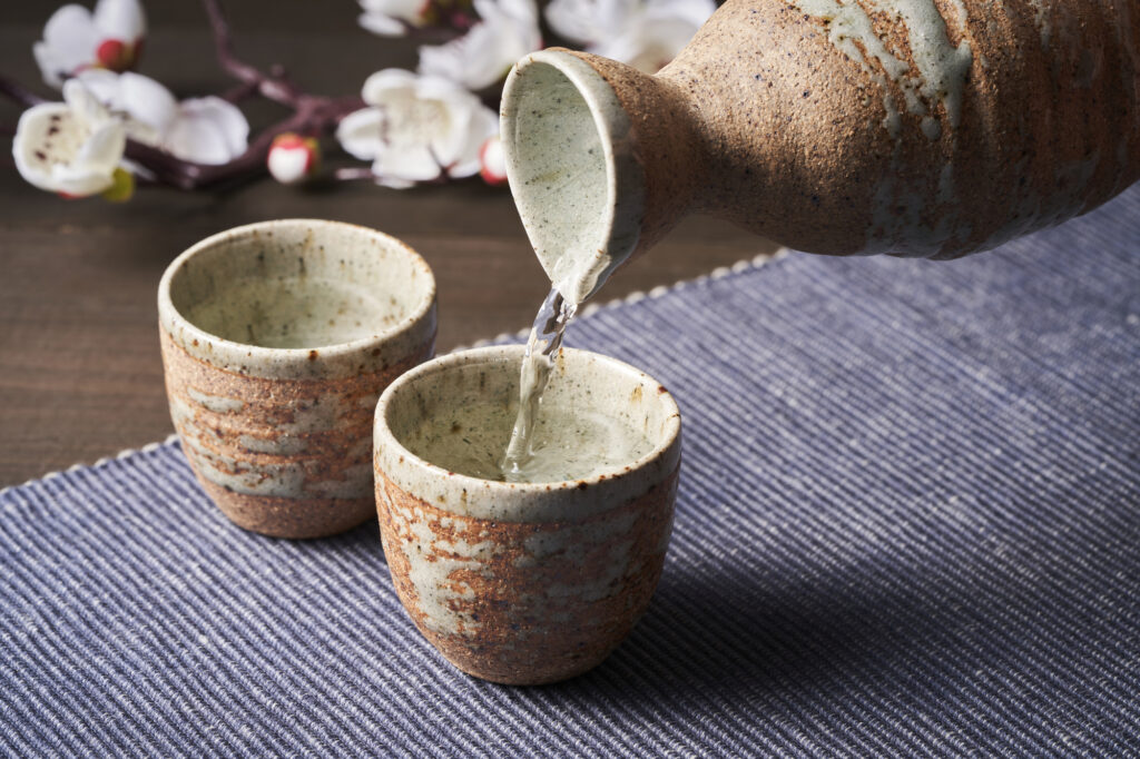 酒器に注がれる日本酒