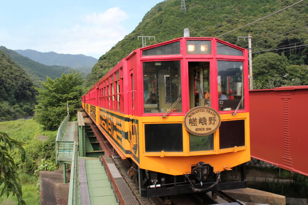 吹き抜けで景観が楽しめる嵯峨野トロッコ列車