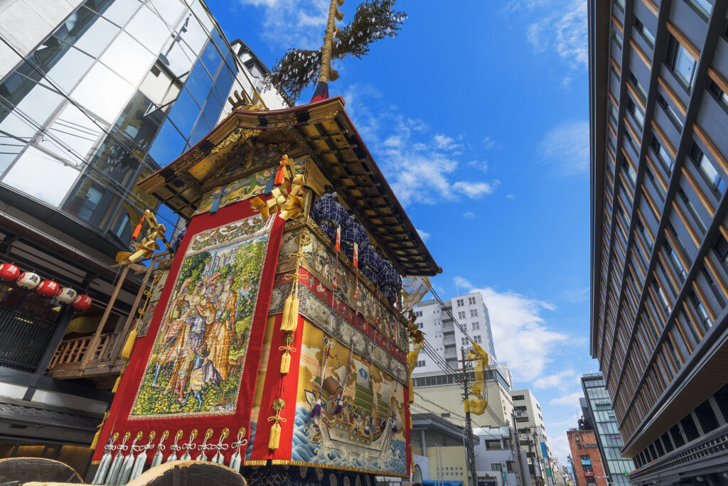 祇園祭の山車の上に男性が並んでいる