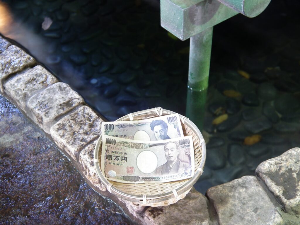 鎌倉の銭洗弁天でお札を清める
