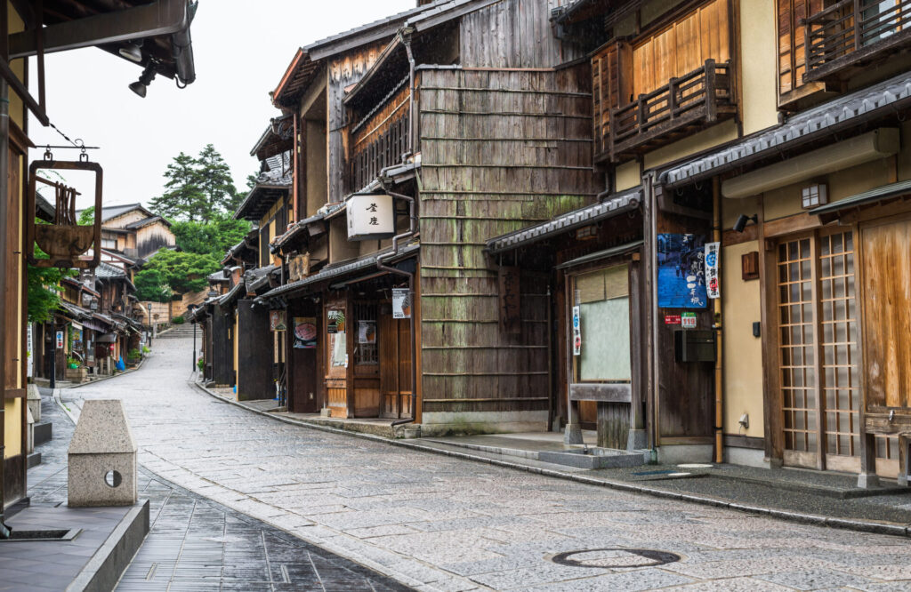 雨の京都の小道