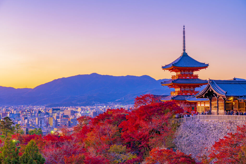 秋の紅葉が綺麗な清水寺 三重塔