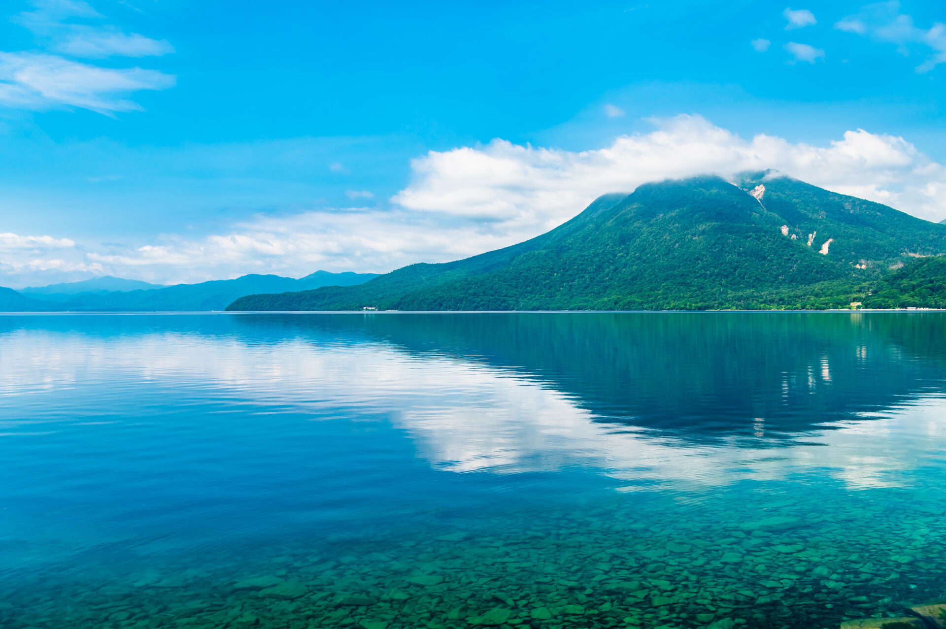 水鏡が美しい夏の支笏湖
