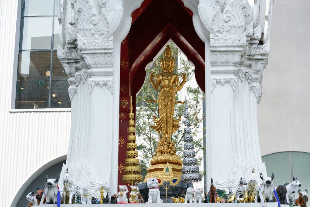 トリムルティの祠：恋愛成就の神様として若者に人気のスポット