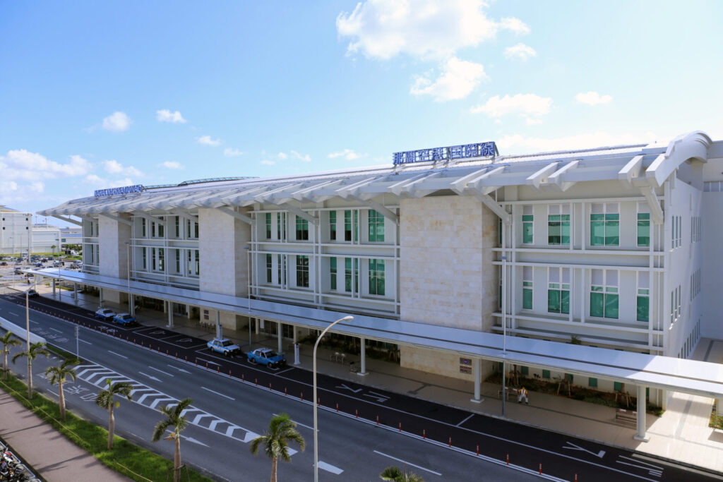 午前: 那覇空港で沖縄旅行スタート！