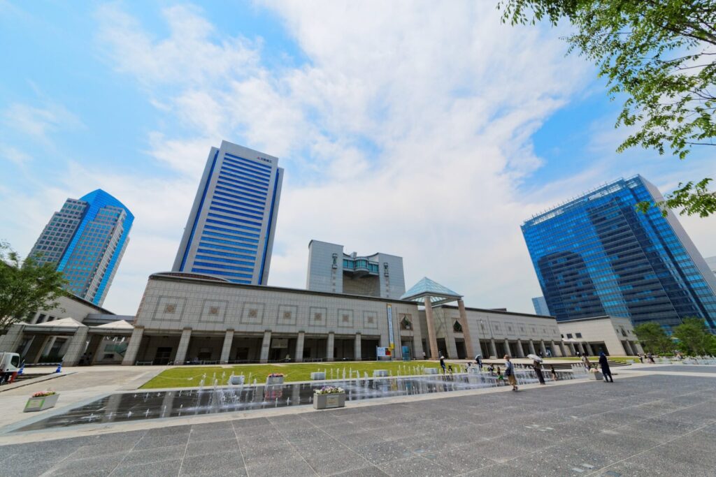 横浜美術館と広場の噴水