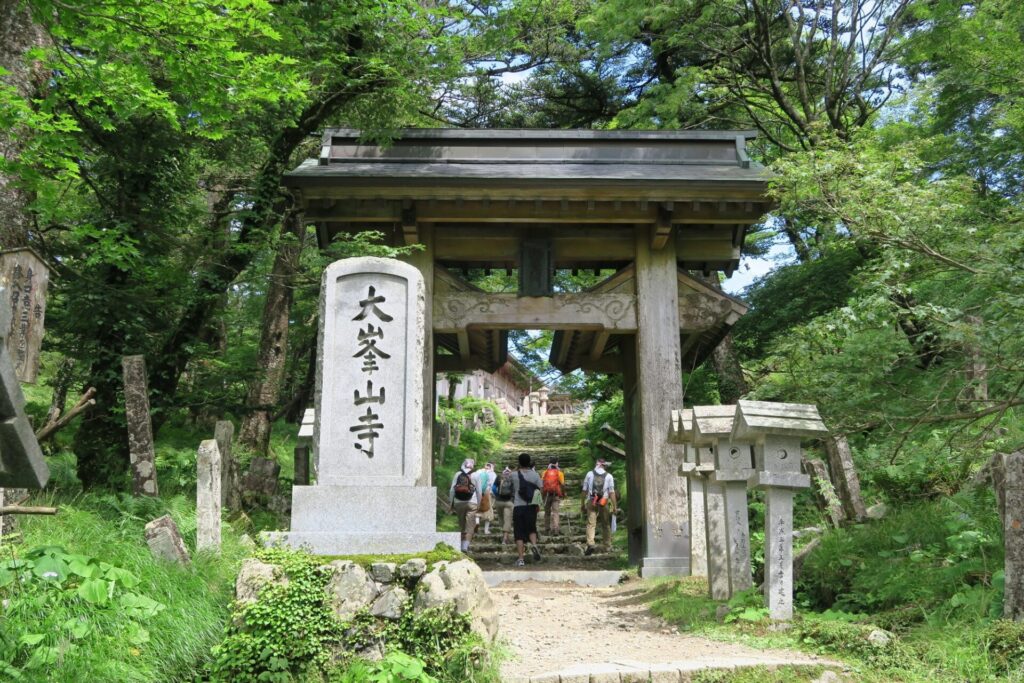 夏の大峯山寺妙覚門を参拝する人