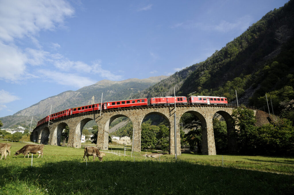 レーティッシュ鉄道と青空