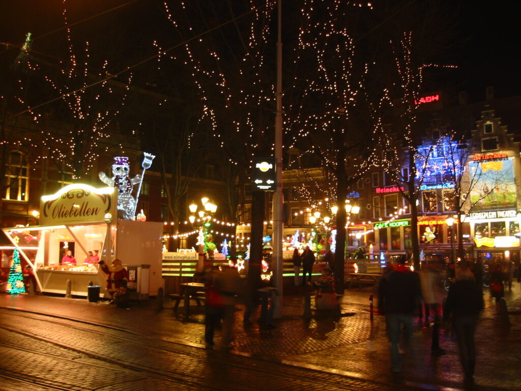ライツェ広場 多くの人や店が集まるアムステルダム第二の繁華街
