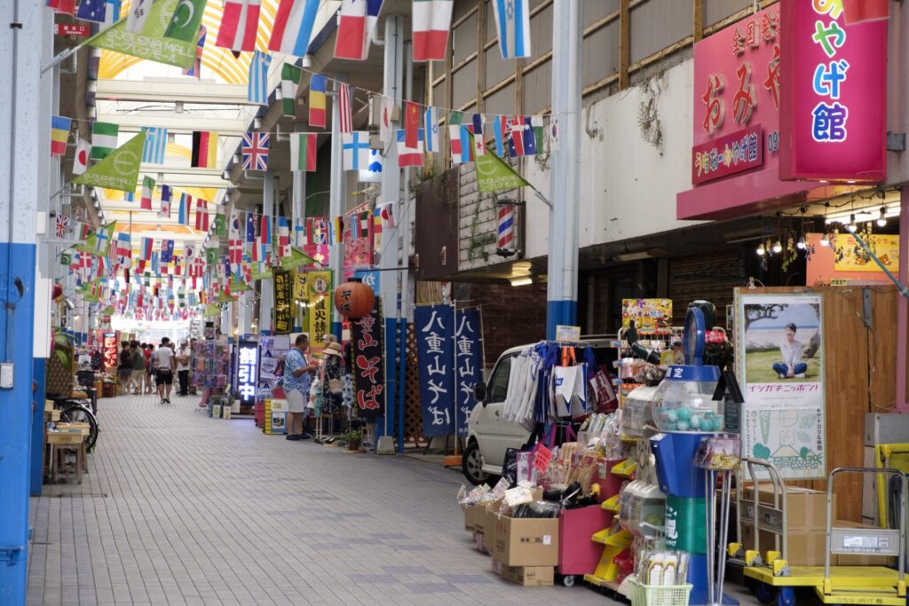石垣島のユーグレナモール商店街