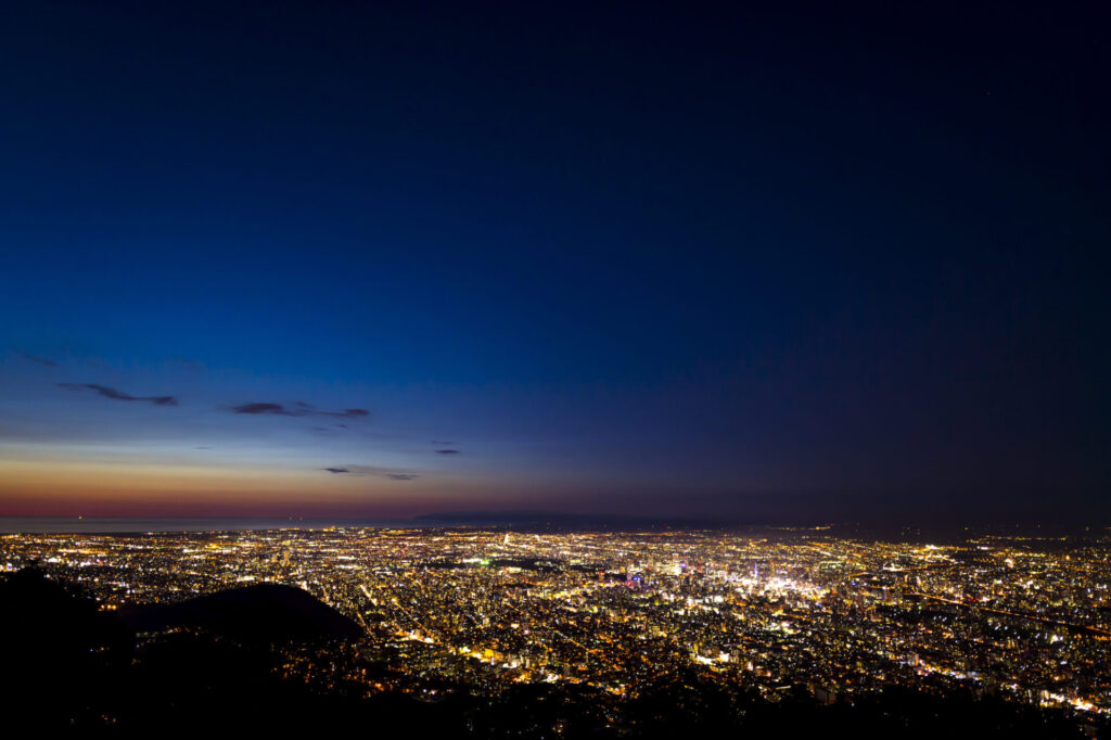 藻岩山で夜景を楽しむ