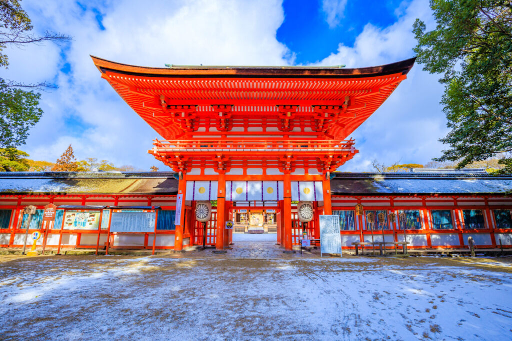 世界遺産の下鴨神社、12月下旬に見頃を迎える冬の紅葉