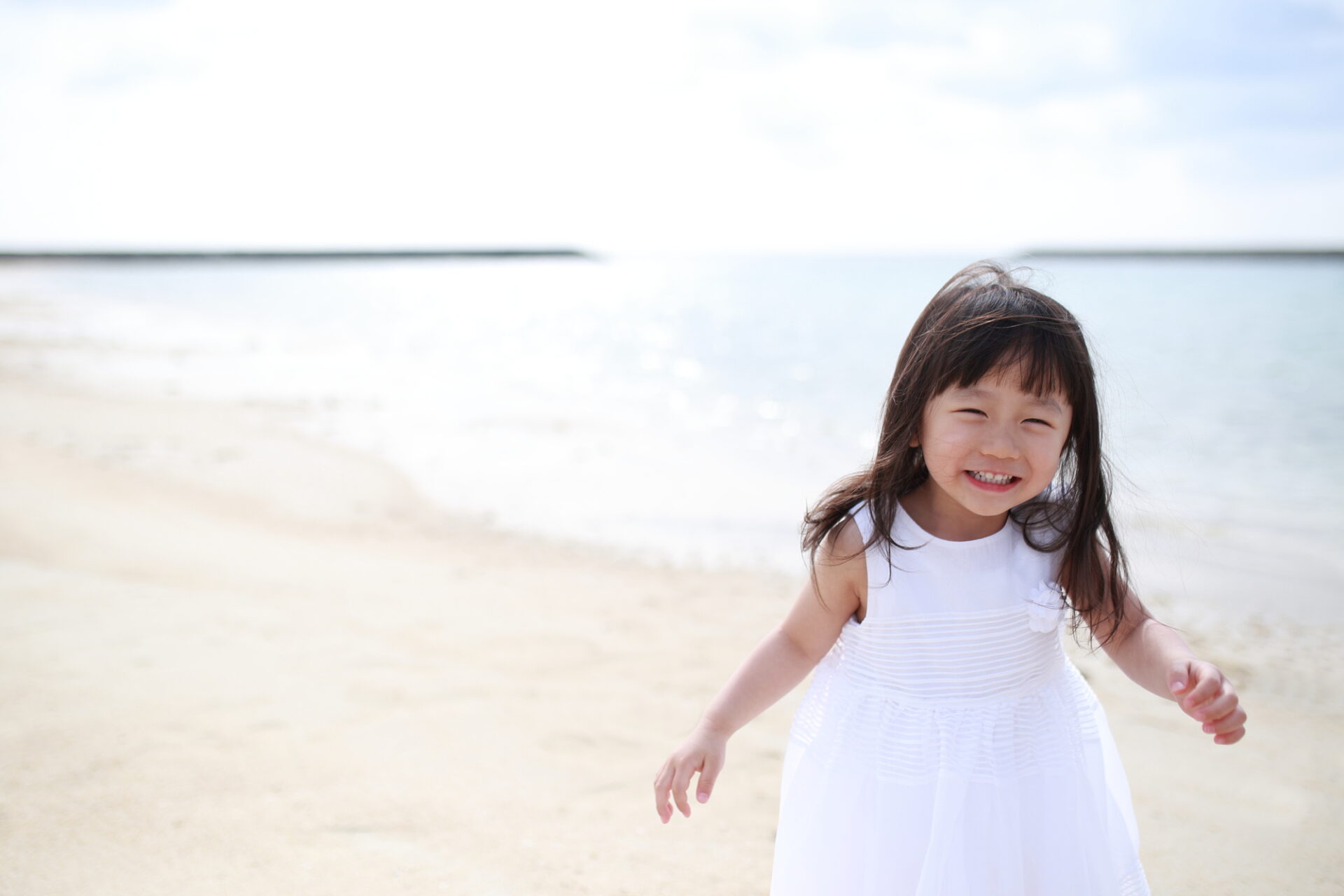 沖縄 の海ではしゃぐ女の子