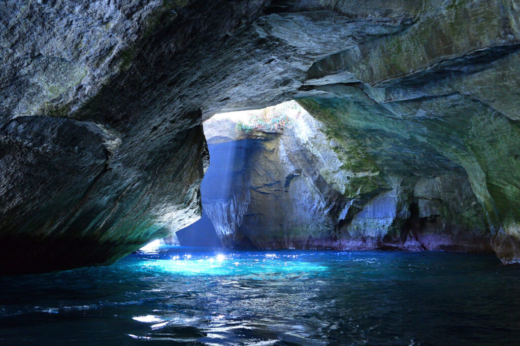 天窓洞で息を呑む美しさを見せる、青の洞窟