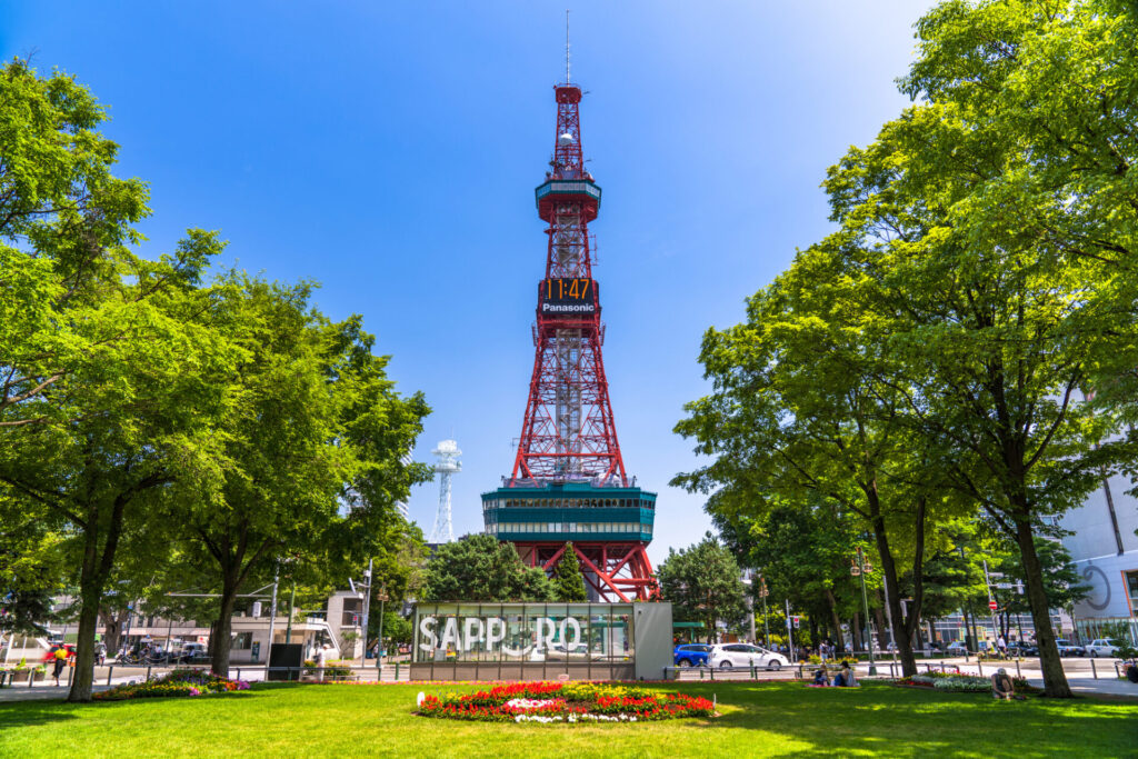 北海道旅行で訪れたい、大通りから見えるさっぽろテレビ塔