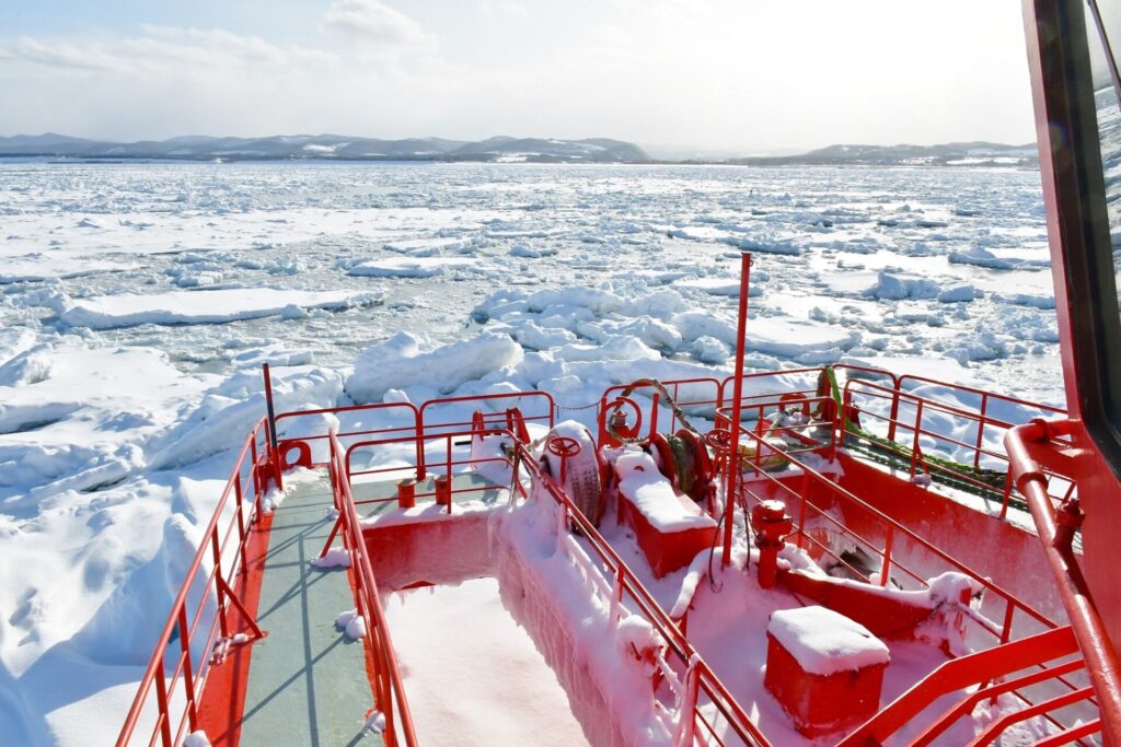 流氷砕氷船で向かう流氷クルーズは迫力満点