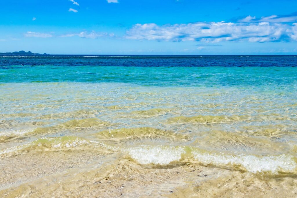  沖縄石垣島の透き通った海が綺麗な米原ビーチ
