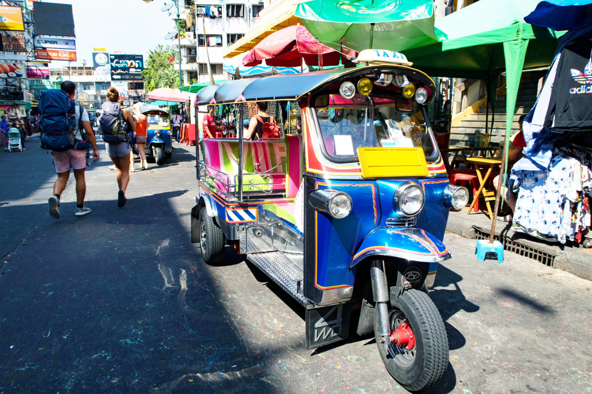 タイ 観光でおすすめカオサン通りを行き交う人やトゥクトゥク