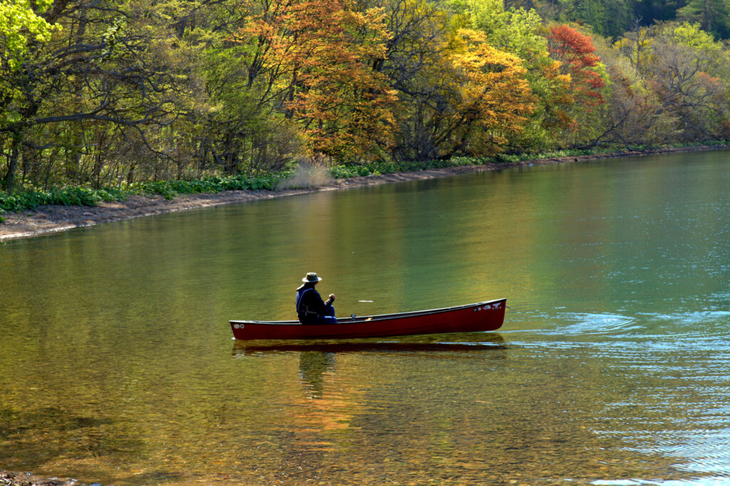洞爺湖でカヌーを楽しむ男性