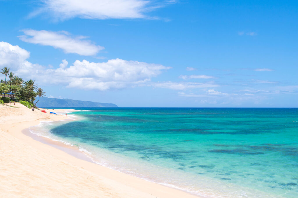 ハワイのオアフ島、ノースショアでサンセット・ビーチを楽しむ