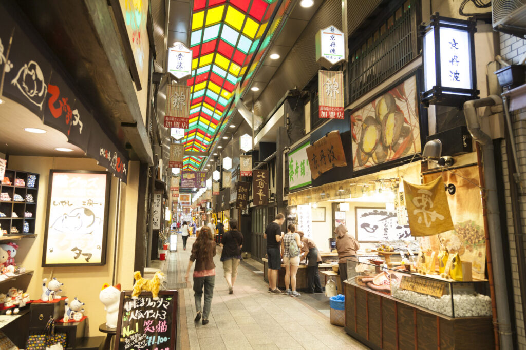 午後: 食べ歩きにお土産、京都の食を楽しむなら外せない「錦市場」