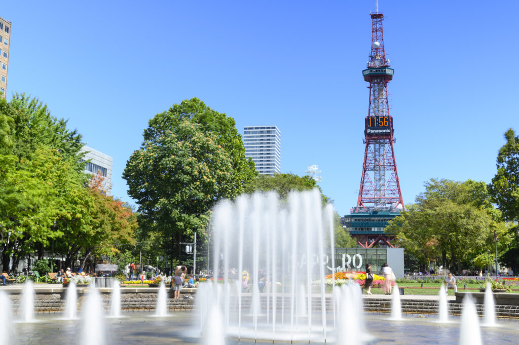 札幌大通公園内の噴水とテレビ塔