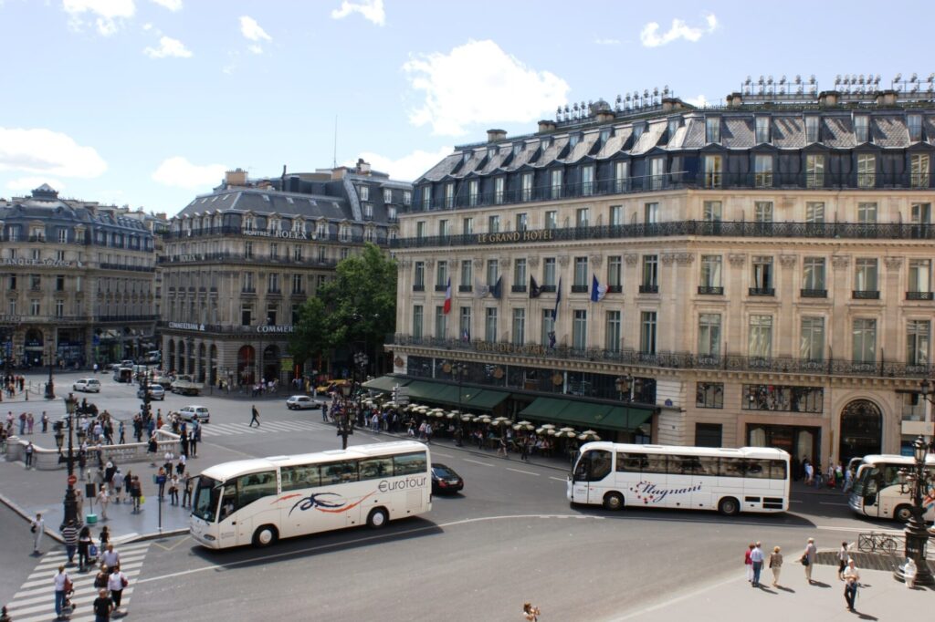 パリから移動する団体ツアーバス