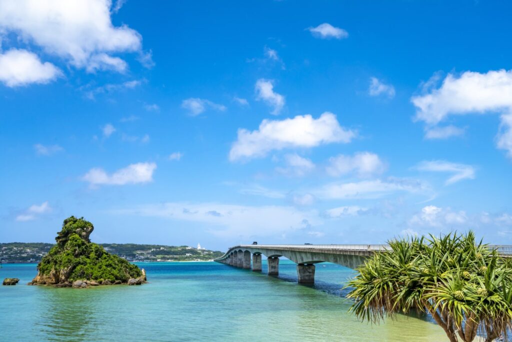 沖縄県の青い空と古宇利大橋