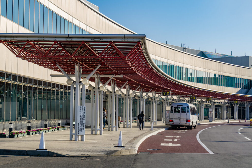 午前: 新千歳空港に到着し、車を借りる