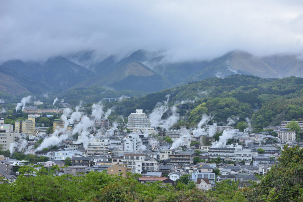 【大分県別府市】湯けむり展望台から望む鉄輪温泉街 