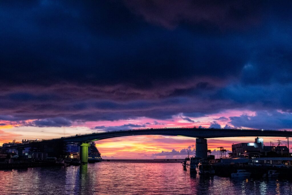 泊港の夕日と泊大橋