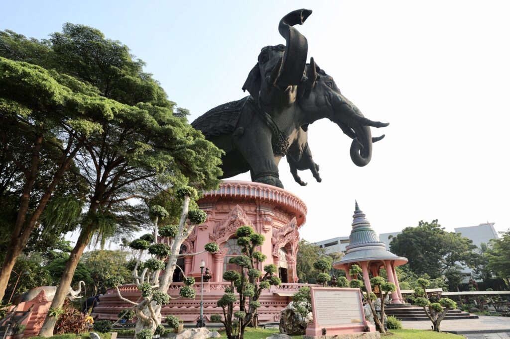 タイ・バンコクのエラワン博物館の象の塔
