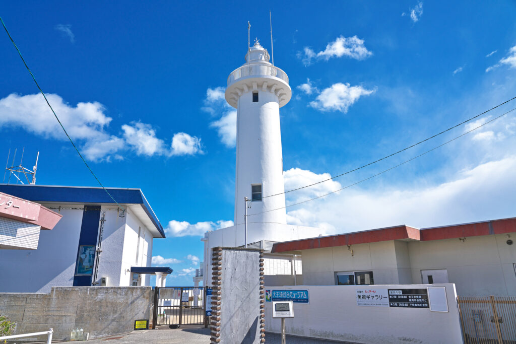 大王岬に建つ白亜の灯台