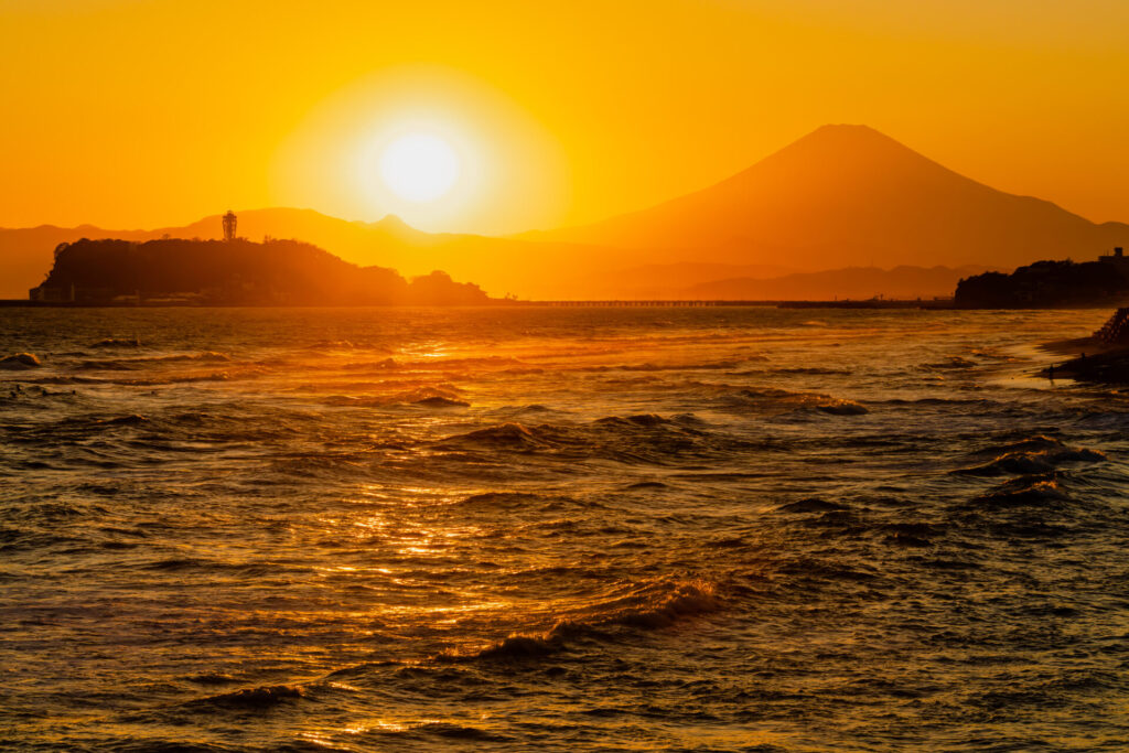 夜: 江ノ島の夕日を見ながら帰路につく